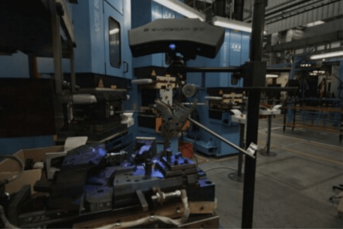 Skaner 3D Heavy Duty Quadro podczas skanowania w fabryce